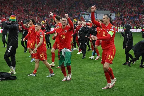 KEJAYAAN BERSEJARAH: Bintang Wales termasuk Gareth Bale (jersi 11) dan Aaron Ramsey (jersi 10) meraikan kemenangan ke atas Ukraine. - Foto REUTERS