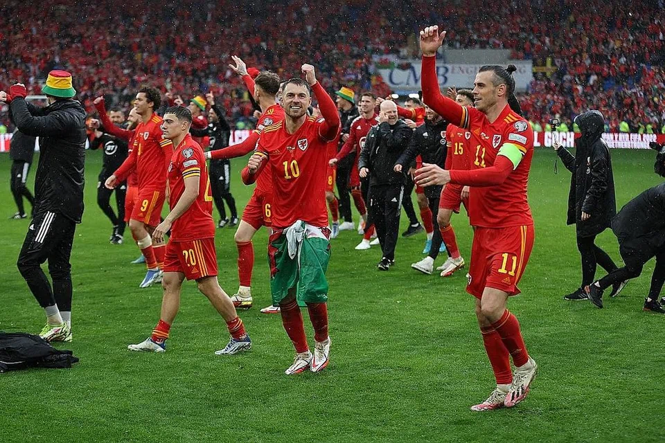KEJAYAAN BERSEJARAH: Bintang Wales termasuk Gareth Bale (jersi 11) dan Aaron Ramsey (jersi 10) meraikan kemenangan ke atas Ukraine. - Foto REUTERS