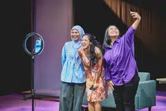 wanita Melayu moden, 3 Queens teater, persahabatan dan persaudaraan