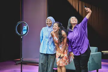 wanita Melayu moden, 3 Queens teater, persahabatan dan persaudaraan