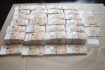 PENEMUAN MENGEJUTKAN: Polis merampas wang tunai dan barangan mewah dan mengeluarkan perintah larangan pelupusan bagi barang kemas dan kereta dalam serbuan serata Singapura.