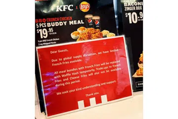 BEKALAN KENTANG TERJEJAS: Restoran makanan segera KFC di Singapura terpaksa menggantikan hidangan sampingan kentang goreng kepada wafel kentang pada bulan lalu untuk disajikan bersama set makanan kerana bekalan kentang yang terjejas secara global dalam tempoh pandemik. - Foto BM oleh MEGAN CHEAH