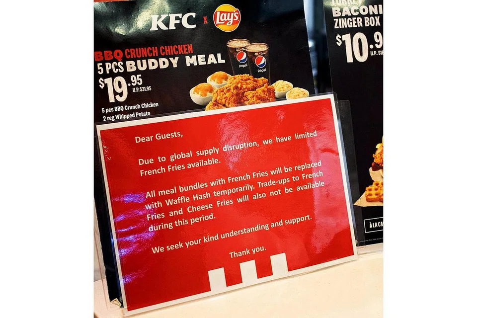 BEKALAN KENTANG TERJEJAS: Restoran makanan segera KFC di Singapura terpaksa menggantikan hidangan sampingan kentang goreng kepada wafel kentang pada bulan lalu untuk disajikan bersama set makanan kerana bekalan kentang yang terjejas secara global dalam tempoh pandemik. - Foto BM oleh MEGAN CHEAH