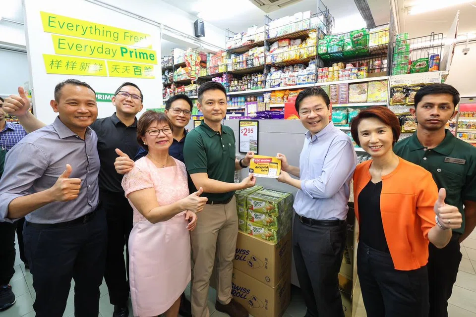 LANCAR BAUCAR CDC: (Dari kiri) Mayor CDC South East, Encik Fahmi Aliman; Mayor CDC North West, Encik Alex Yam; Mayor CDC Central, Cik Denise Phua; Mayor CDC North East, Encik Desmond Choo; Ketua Pegawai Eksekutif Prime Group International, Encik Tan Yong Shao; Timbalan Perdana Menteri, Encik Lawrence Wong; Mayor CDC South West, Cik Low Yen Ling; dan seorang kakitangan Prime Supermarket bergambar bersama bagi melancarkan skim Baucar CDC 2024 di sebuah cawangan pasar raya itu di Jalan Besar.