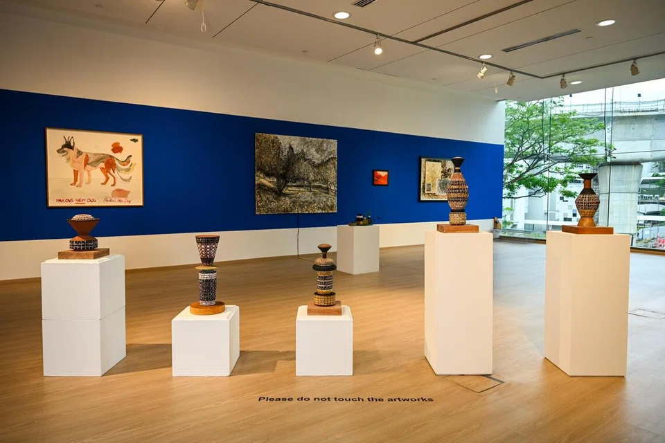 Karya Encik Ahmad Abu Bakar dalam pameran ‘Ripple Effect’ diinspirasikan oleh pembinaan Laluan MRT Daerah Jurong, melambangkan asas kukuh yang disediakan NIE untuk melahirkan pelajar menjadi profesional dan pemimpin masa depan.