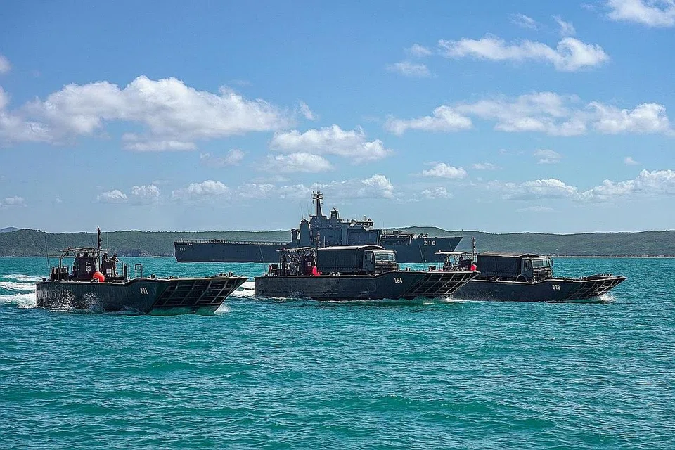 LATIHAN BERSEPADU: Angkatan Bersenjata Singapura (SAF) mengadakan latihan bersepadu, Latihan 'Wallaby', melibatkan askar dari tentera udara, darat dan laut yang berlangsung dari 13 September hingga 21 Oktober di kawasan latihan Shoalwater Bay, di Queensland, Australia. Latihan bagi tahun ini telah dikecilkan akibat pandemik, dengan hanya sekitar 600 askar mengambil bahagian, berbanding sehingga 4,000 askar pada tahun-tahun sebelum Covid-19 menular. Helikopter Chinno CH-47F, yang mampu mengangkut muatan berat, digunakan buat pertama kali dalam latihan ini. (Gambar atas) Askar dari tentera darat dan tentera laut melakukan latihan dari kapal ke darat. - Foto MINDEF