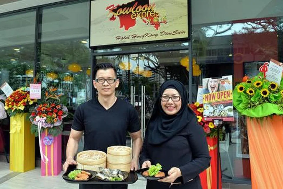 DAPAT TEMPAT IDAMAN: Cik Liana dan suaminya, Encik Mikail, di depan restoran Kowloon Express yang terletak di 321 Clementi. - Foto M.O. SALLEH