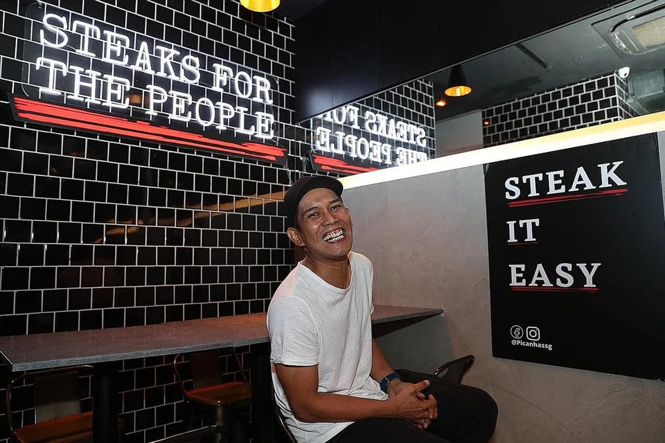 HIDANGAN DAGING STIK YANG UNIK: Encik Shaleh Jati, 40 tahun, pemilik Picanhas' yang terletak di Club Street, sebuah restoran yang menyediakan hidangan daging stik. - Foto BH oleh TIMOTHY DAVID