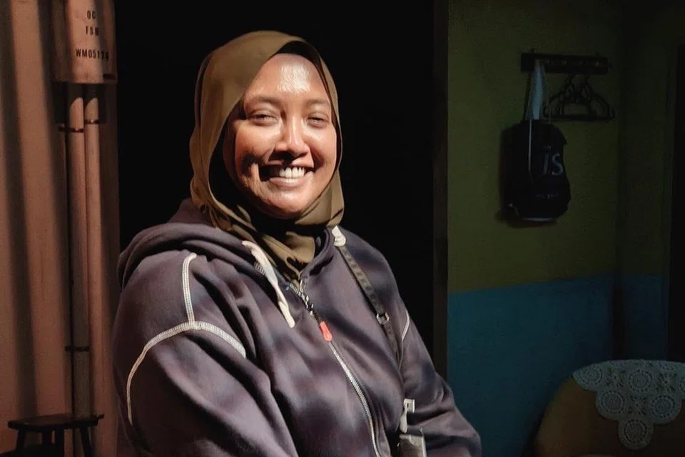 Artis Residen Teater Kami, Moli Mohter, sudah lama berkecimpung dalam dunia teater, dan cukup mahir dalam pelbagai aspek teater, selain berlakon, seperti mengarah, menulis skrip dan lain-lain lagi. 