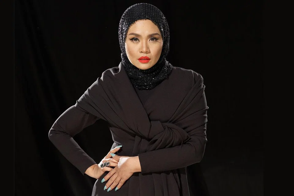 AMALKAN TRADISI KELUARGA: Liza Hanim meneruskan amalan keluarga dengan mengajak anak-anaknya bersama-sama membuat kuih Raya. - Foto ESPLANADE