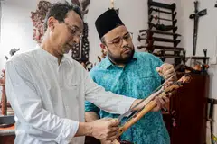 Encik Adni Aljunied (kiri) daripada Malay Art Gallery (MAG) dan Encik Saiful Amri Ahmad Elahi, pengasas DandyarAmri, antara penganjur utama acara warisan, ‘Rangsang Rias Pusaka Bangsa’ (RRPB) 2024.