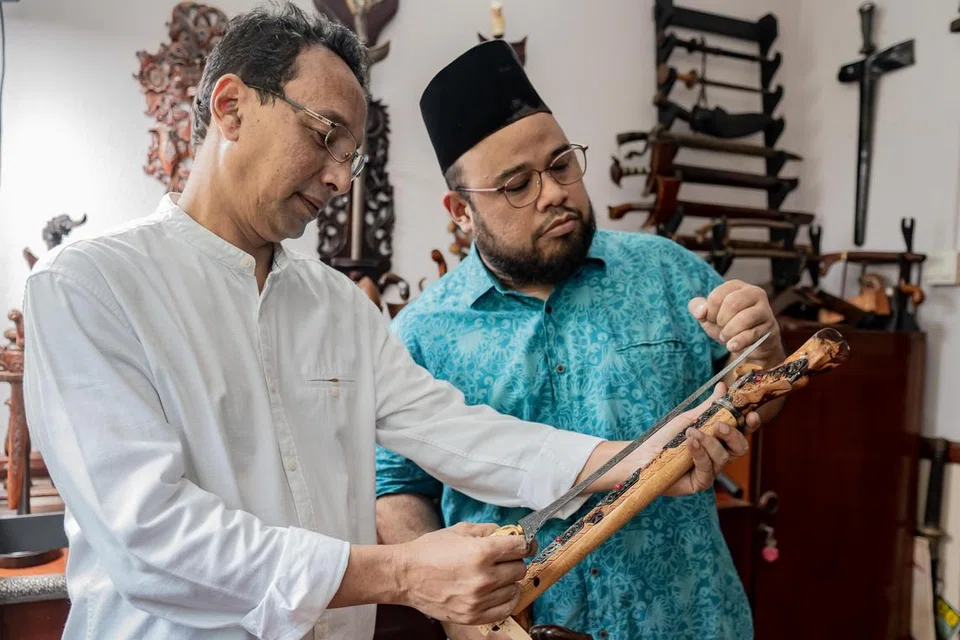 Encik Adni Aljunied (kiri) daripada Malay Art Gallery (MAG) dan Encik Saiful Amri Ahmad Elahi, pengasas DandyarAmri, antara penganjur utama acara warisan, ‘Rangsang Rias Pusaka Bangsa’ (RRPB) 2024.