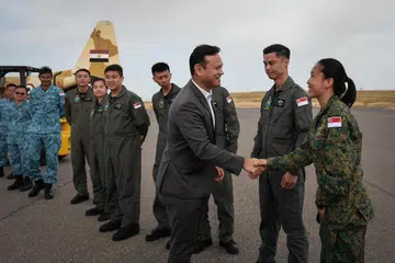 Menteri Negara Kanan (Tenaga Manusia merangkap Pertahanan), Encik Zaqy Mohamad (tiga dari kanan), bertemu pegawai Angkatan Bersenjata Singapura (SAF) dan Angkatan Udara Republik Singapura (RSAF) yang terlibat dalam operasi bantuan kemanusiaan bagi Gaza ketika mengunjungi Pangkalan Udara Raja Abdullah II di Jordan pada 17 Mac. 