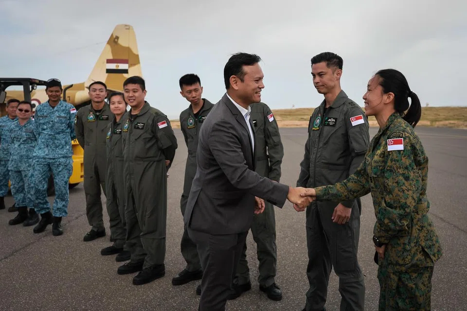 Menteri Negara Kanan (Tenaga Manusia merangkap Pertahanan), Encik Zaqy Mohamad (tiga dari kanan), bertemu pegawai Angkatan Bersenjata Singapura (SAF) dan Angkatan Udara Republik Singapura (RSAF) yang terlibat dalam operasi bantuan kemanusiaan bagi Gaza ketika mengunjungi Pangkalan Udara Raja Abdullah II di Jordan pada 17 Mac. 