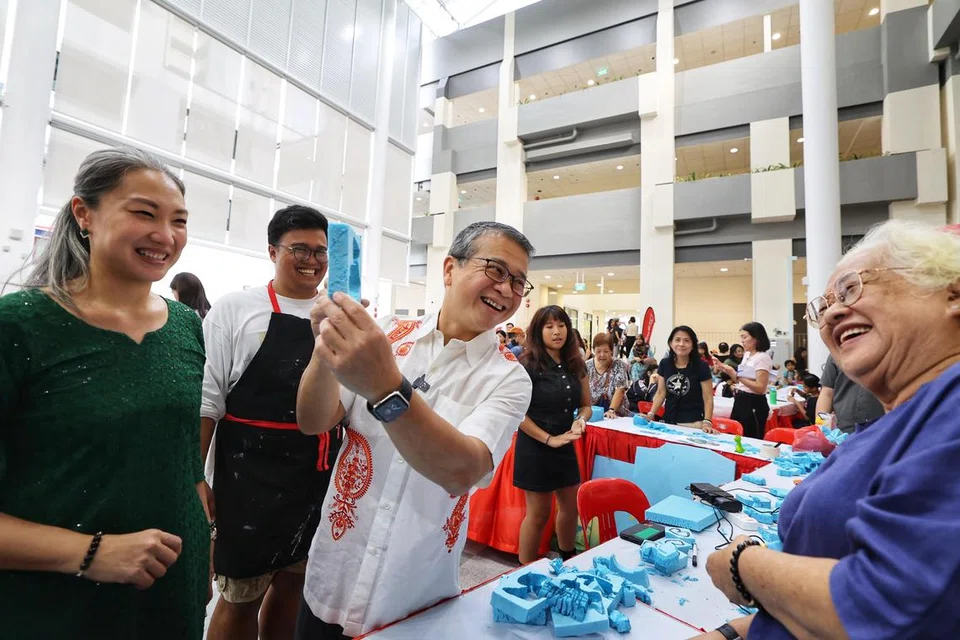 Menteri Kebudayaan, Masyarakat dan Belia, Encik Edwin Tong (tengah), menghadiri acara di Kelab Masyarakat Nee Soon South pada 5 November, yang disertai pengamal serta anggota masyarakat yang dikaitkan dengan Warisan Budaya Tidak Ketara (ICH) bagi Kemanusiaan.