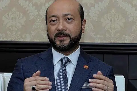 TIADA LAGI MILIKI MAJORITI: Langkah dua anggota Adun PKR umum keluar parti, ia bermakna Menteri Besar Kedah, Datuk Seri Mukhriz Mahathir (atas), tidak lagi memiliki majoriti dalam dewan seramai 36 anggota itu. - Foto INTERNET