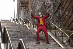 BERLATIH KETAWA SINIS: Joaquin Phoenix perlu melalui latihan demi latihan bergelak tawa secara sinis bagi membawakan watak 'Joker'. - Foto WARNER BROS