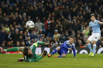 KENA PALANG: Percubaan pemain Manchester City, Jesus Navas (kanan), nyaris memecahkan kebuntuan perlawanan tetapi bola terkena palang gawang Dynamo Kiev. - Foto REUTERS