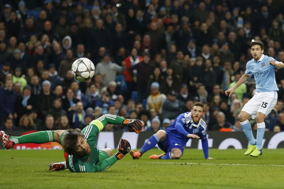 KENA PALANG: Percubaan pemain Manchester City, Jesus Navas (kanan), nyaris memecahkan kebuntuan perlawanan tetapi bola terkena palang gawang Dynamo Kiev. - Foto REUTERS