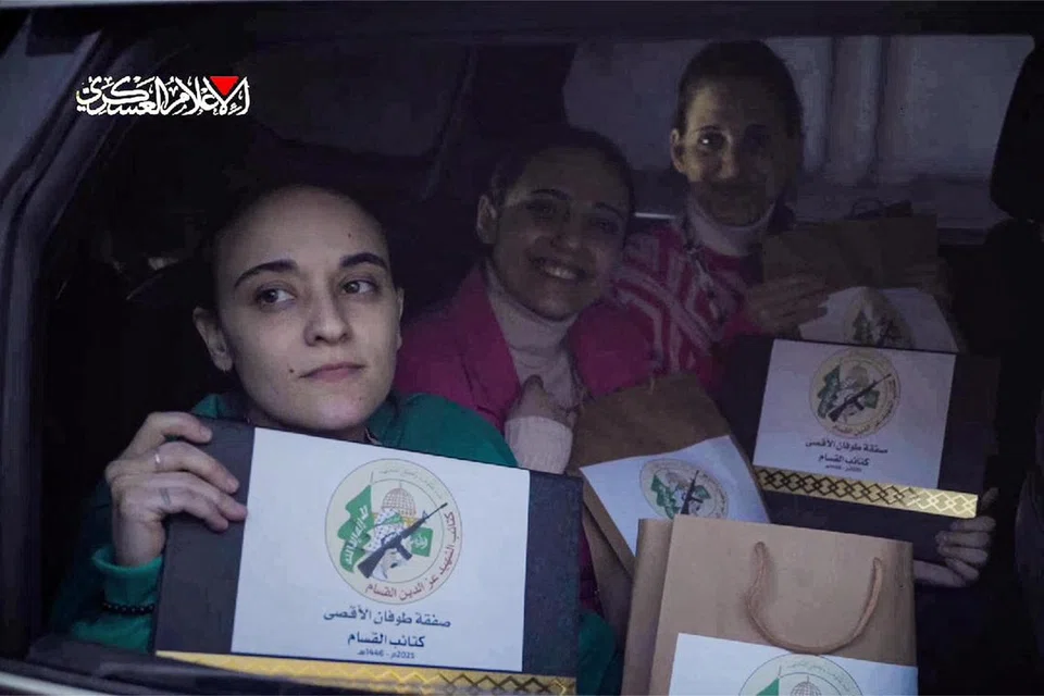 Imej diambil daripada video yang dikeluarkan oleh Pejabat Media Hamas, menunjukkan tebusan Israel (dari kiri ke kanan) Cik Emily Damari, Cik Romi Gonen, dan Cik Doron Steinbracher, yang diculik oleh Hamas semasa serangan pada 7 Oktober 2023. Mereka dilihat memegang dokumen yang mempunyai logo Briged Ezzedine al-Qassam, sayap bersenjata Hamas, yang mengesahkan perjanjian gencatan senjata dan pertukaran tebusan-banduan dalam perang antara Israel dengan Hamas. Ketiga-tiga wanita ini berada di dalam kenderaan Hamas sebelum diserahkan kepada Jawatankuasa Antarabangsa Palang Merah (ICRC) di Jaluran  Gaza pada 19 Januari.