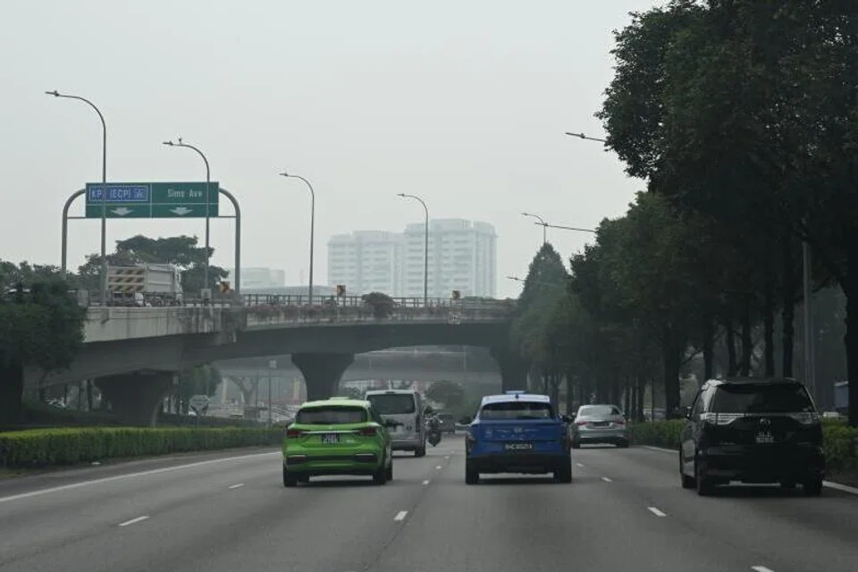 Langit di sekitar Ekspreswe Rentas Pulau (PIE) arah Changi diselimuti jerebu pada sebelah pagi pada 16 Oktober dengan kadar PSI di kawasan tengah Singapura mencecah 227.