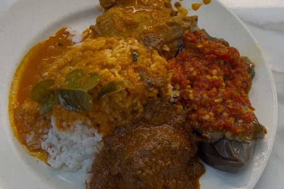 Rendang, sambal terung ‘belado’ dan gulai ayam yang masak dengan bara arang. 