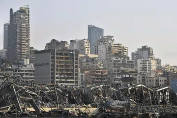 TERUK MUSNAH: Beberapa bangunan berdekatan kawasan Pelabuhan Beirut teruk musnah selepas letupan kuat di situ. - Foto EPA-EFE