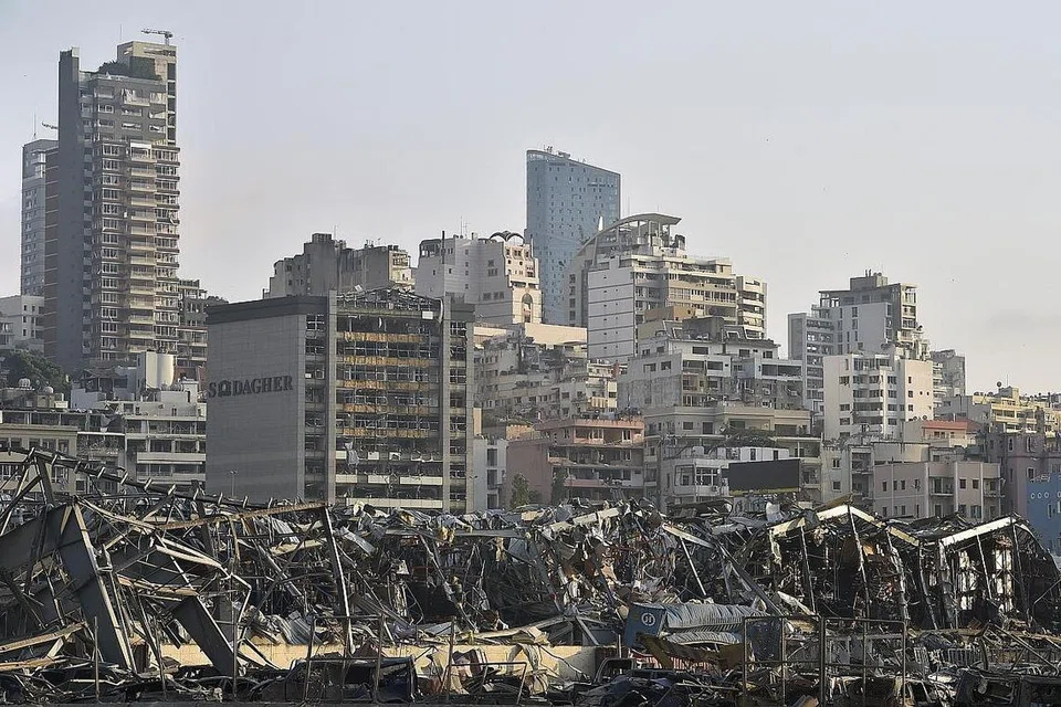 TERUK MUSNAH: Beberapa bangunan berdekatan kawasan Pelabuhan Beirut teruk musnah selepas letupan kuat di situ. - Foto EPA-EFE