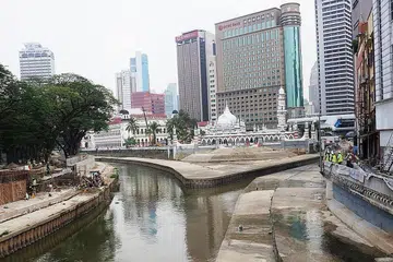 PROJEK 'RIVER OF LIFE': Menelan belanja RM4.4 bilion ($1.48 bilion), ia bertujuan menghidupkan semula bahagian Sungai Klang dan Sungai Gombak di bandar dan mengubahnya menjadi kawasan tepian sungai yang berkembang maju dengan nilai ekonomi dan komersial. Projek yang dilancarkan pada 2011 itu juga bertujuan mengubah kualiti air kededua sungai utama di Lembah Klang itu daripada tahap tidak selamat kepada tahap selamat bagi kegunaan rekreasi. - Foto fail