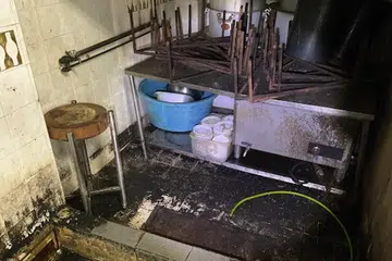 Kawasan penyediaan makanan dan premis yang kotor di dapur syarikat katering, Makanan Shaik Sabri Pte Ltd di 3015 Bedok North Street 5, didapati sarat lipas.