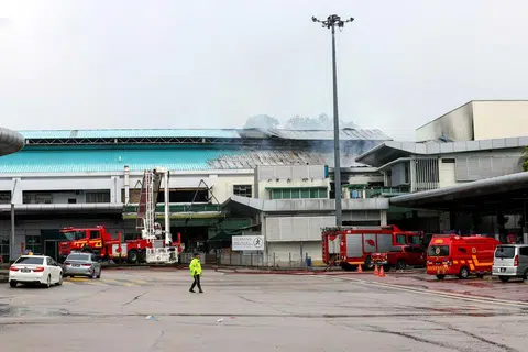 BEROPERASI SEMULA: Jabatan Bomba dan Penyelamat Malaysia (JBPM) giat memadamkan kebakaran yang melibatkan empat unit kedai di tingkat satu di Terminal Bas Larkin Sentral pada 23 Julai.