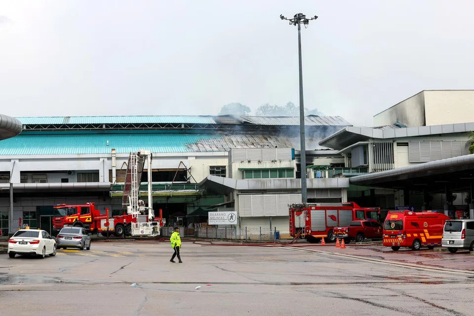 BEROPERASI SEMULA: Jabatan Bomba dan Penyelamat Malaysia (JBPM) giat memadamkan kebakaran yang melibatkan empat unit kedai di tingkat satu di Terminal Bas Larkin Sentral pada 23 Julai.