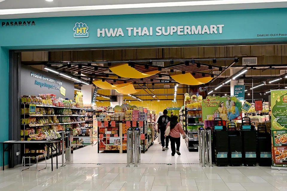 Hwa Thai Supermart di Larkin Junction menawarkan pelbagai pilihan barang dapur.
