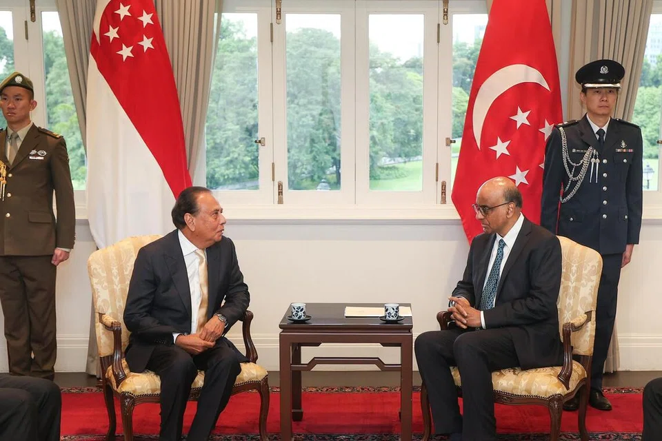 Duta Amerika Syarikat ke Singapura, Dr Anjani Kumar Sinha (kiri), bersama Presiden Tharman Shanmugaratnam di Istana, pada 17 November.