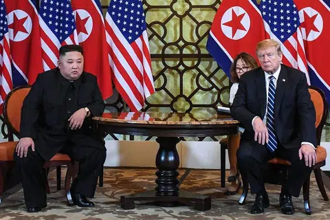 TIDAK SEIA, TIDAK SEKATA: Walaupun Presiden Donald Trump menggambarkan hubungannya dengan Encik Kim Jong Un sebagai "sangat istimewa", mereka tidak sepakat tentang penghapusan senjata nuklear Korea Utara semasa sidang puncak Amerika-Korea Utara kedua di Hanoi minggu lalu. - Foto AFP