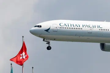 ALAMI KERUGIAN AKIBAT PENULARAN KORONAVIRUS: Sebuah pesawat Cathay Pacific jenis Boeing 777 mendarat di lapangan terbang Hong Kong selepas ia dibuka semula menyusuli pertempuran antara polis dan penunjuk perasaan. 