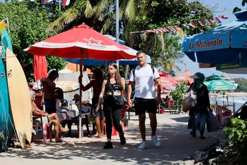 Pelancong meluangkan masa di pantai Kuta, Bali, Indonesia, pada 3 Ogos 2026. Pihak Imigresen Indonesia menjelaskan warga Israel yang berada di Bali mungkin memasuki negara itu menerusi proses kelulusan visa khas atau menggunakan pasport negara lain sekiranya mempunyai lebih daripada satu kewarganegaraan. Pemeriksaan mendapati ada yang memasuki Indonesia menggunakan pasport Portugal, Jerman dan Greece.