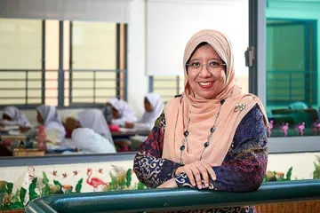 HARAPAN MUDIRAH BARU: Cik Nafisah bangga dengan pencapaian Madrasah Al-Ma'arif Al-Islamiah dan berharap dapat membawa institusi pengajian agama itu ke tahap pembangunan selanjutnya dengan sokongan masyarakat. - Foto BH oleh ROSLEE ABDUL RAZAK