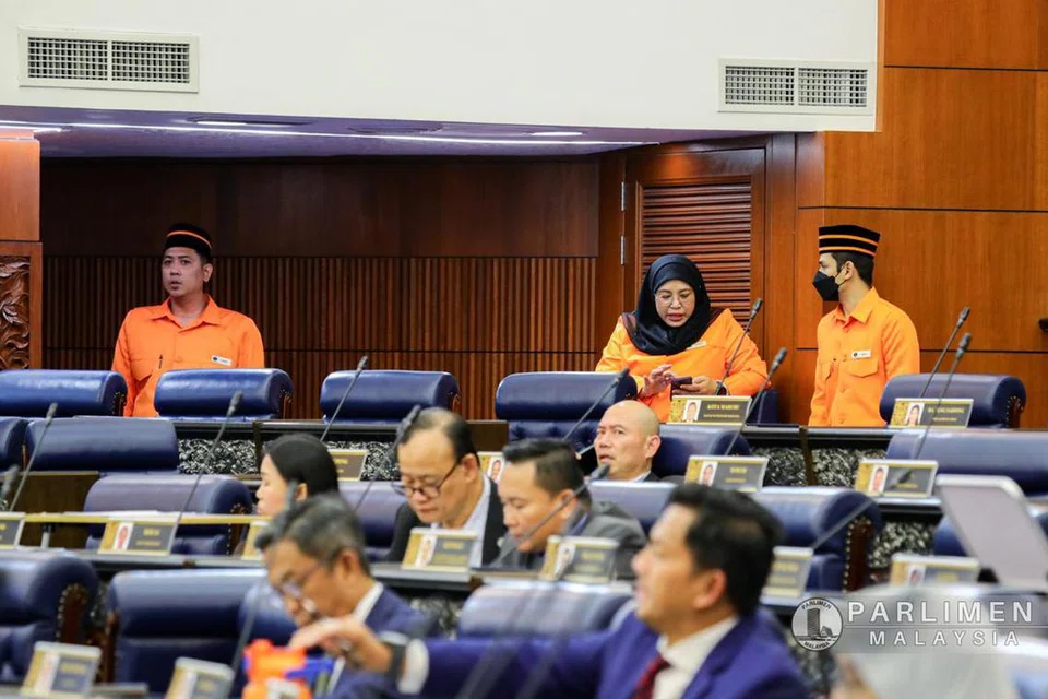 Pakaian seragam bentara Dewan Rakyat berwarna oren terang antara pembaharuan pada persidangan Parlimen kali ini.