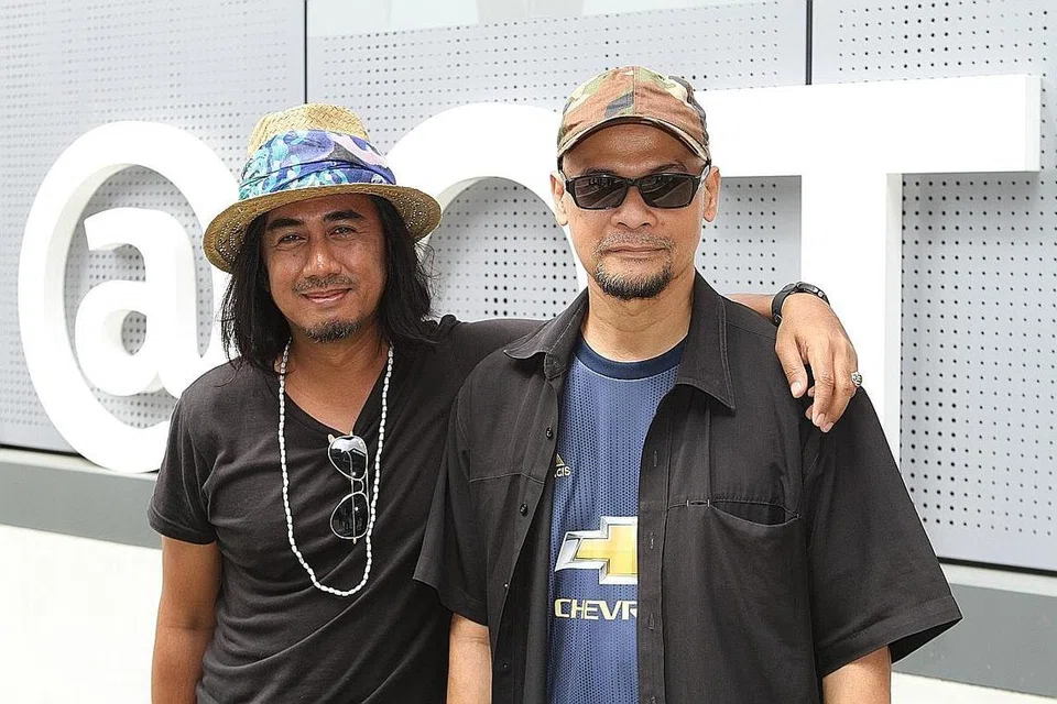 BERI SOKONGAN: (dari kiri) Penyanyi Art Fazil dan anggota kumpulan Rausyanfikir, Mohd Khair Mohd Yassin turut tampil memberi sokongan di acara WalkingFootball4Heath. - Foto INIAZ RAHIM