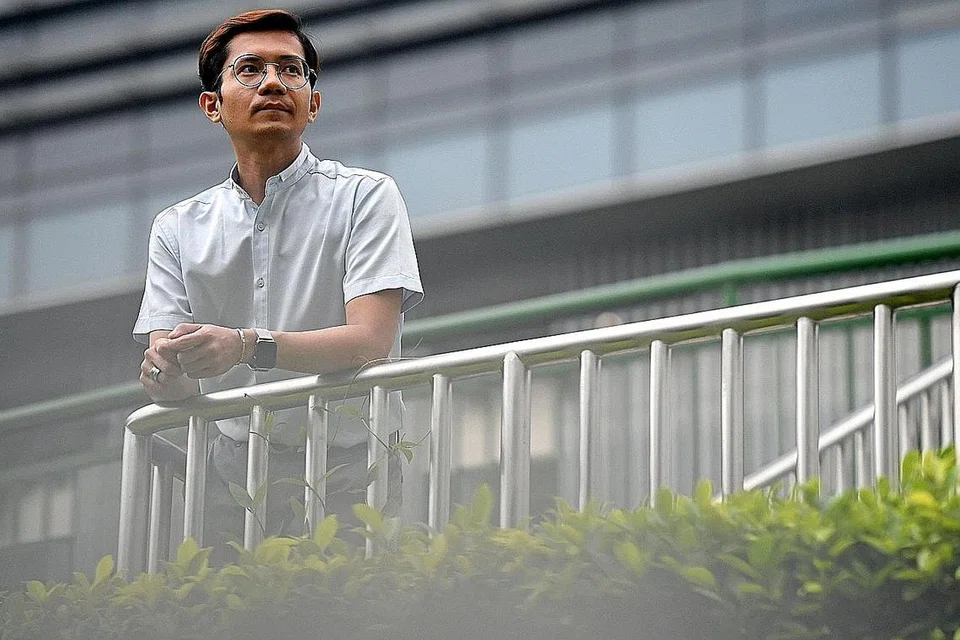 JATUH BANGUN: Dua kali Encik Muhammad Aidil Arsad cuba bunuh diri tetapi beliau kini merupakan pendukung kesihatan mental dan kerap memberi ceramah berkongsi panduan bagaimana mengatasi masalah kesihatan mental. - Foto BH oleh DESMOND FOO