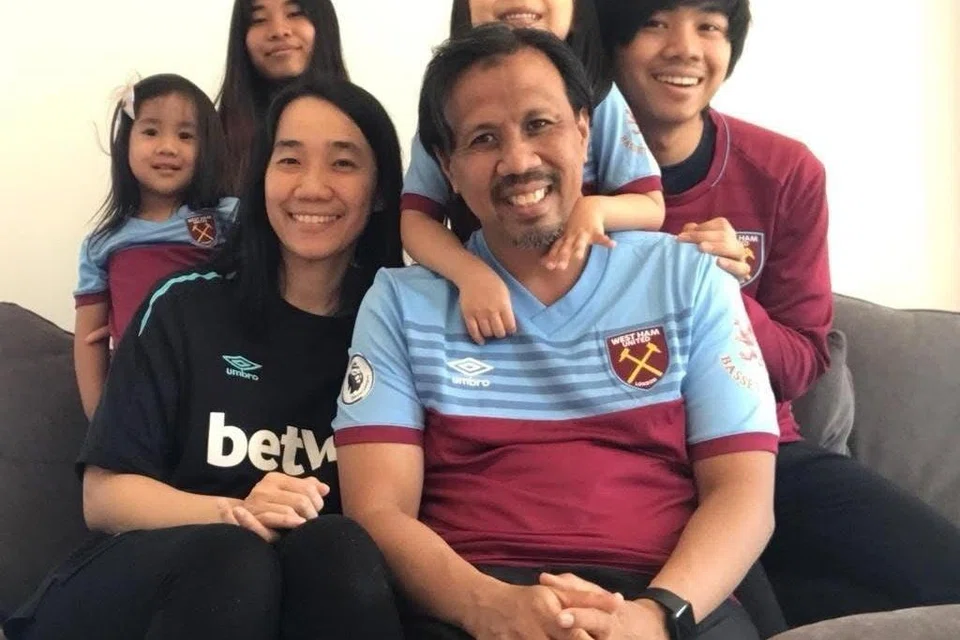 Cik Nordarlina  (depan, kiri) bersama suami, Encik Izham Sidek, serta empat anak mereka — (belakang, dari kiri) Iris Hannah Izham, Zara Hannah Izham, Lisa Hannah Izham dan Adam Aiman Izham. Minat terhadap kelab bola sepak West Ham United yang dipupuk Encik Izham kini turut dikongsi seisi keluarga.