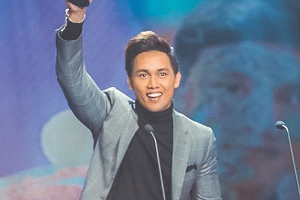 ARTIS BAHARU LELAKI POPULAR: Adam Lee membawa pulang trofi Artis Baharu Lelaki Popular dalam acara ABPBH yang ke-32, pada malam Ahad (22 September). - Foto Instagram tv3malaysia.