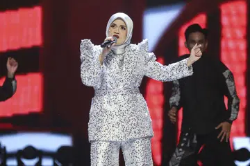 BELUM BIASA: Datuk Aishah masih menyesuaikan dirinya dengan situasi darurat apabila seluar koyak dan ia perlu dijahit beberapa minit sebelum persembahan ‘All Stars Gegar Vaganza’. 