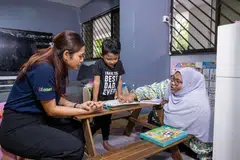 Menurut Cik Siti Fatimah Mohamed Motali (kanan), sejak menyertai program KidSTART dan mendapat bimbingan daripada pengamal KidSTART seperti Cik Azimah Azhar (kiri), anak sulungnya, Sheik Fayyad Sheik Firdaus, enam tahun, telah berubah minat daripada suka menonton televisyen kepada suka membaca.