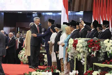 TANDA POSITIF: Kehadiran Encik Lee bersama isteri dan Menteri Pendidikan Ong Ye Kung dalam upacara pelantikan Presiden Joko Widodo, bersama 16 pemimpin dunia lain, memberi petanda positif terhadap status hubungan dua hala Singapura dan Indonesia. - Foto fail