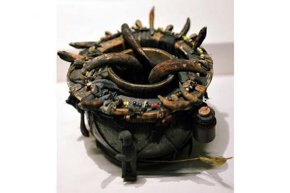  BALANG JAMPI: Balang ini merupakan tembikar China pada abad ke-19. Kaca, kulit siput, gigi babi dan manik ditambah di Sarawak pada akhir kurun ke-19 atau awal kurun ke-20. 