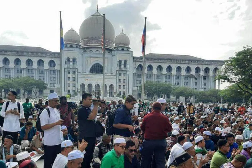 Ratusan penyokong dan pemimpin kerajaan Kelantan serta Parti Islam SeMalaysia (PAS) berhimpun di hadapan Istana Kehakiman pada 9 Februari untuk mengikuti keputusan kes peguam mencabar 18 kesalahan syariah dalam Enakmen Kanun Jenayah Syariah (I) Kelantan 2019.