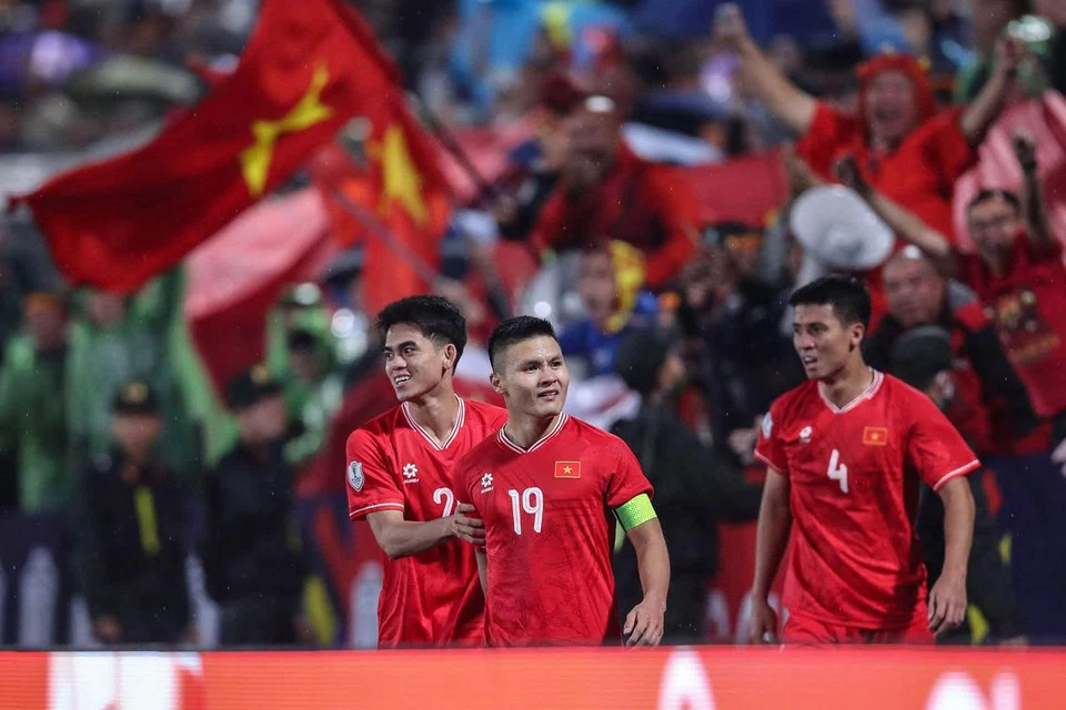 Pasukan Singapura juga harus berhati-hati menentang kapten dan pemain tengah Vietnam, Nguyen Quang Hai (tengah). Beliau juga merupakan antara pemain utama Vietnam, di mana beliau juga telah menjaring dua gol dan merintis dua gol dalam Piala Mitsubishi Electric 2024 sejauh ini. 