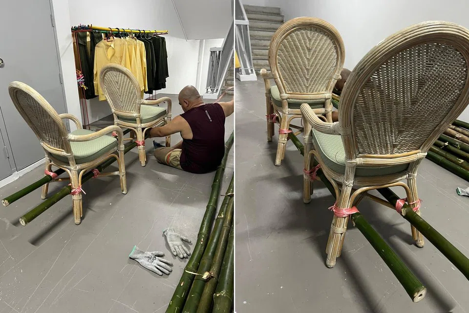 PASANG DI LUAR RUMAH: Ayah pengantin lelaki Encik Ahmad Jufri Ahmad Jupar, 52 tahun, kelihatan mengikat kerusi rotan pada kayu buluh di luar halaman rumahnya.